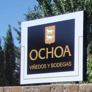 Bodegas Ochoa - Diseño y Rotulación de fachadas - Curva Rotulación Integral Pamplona